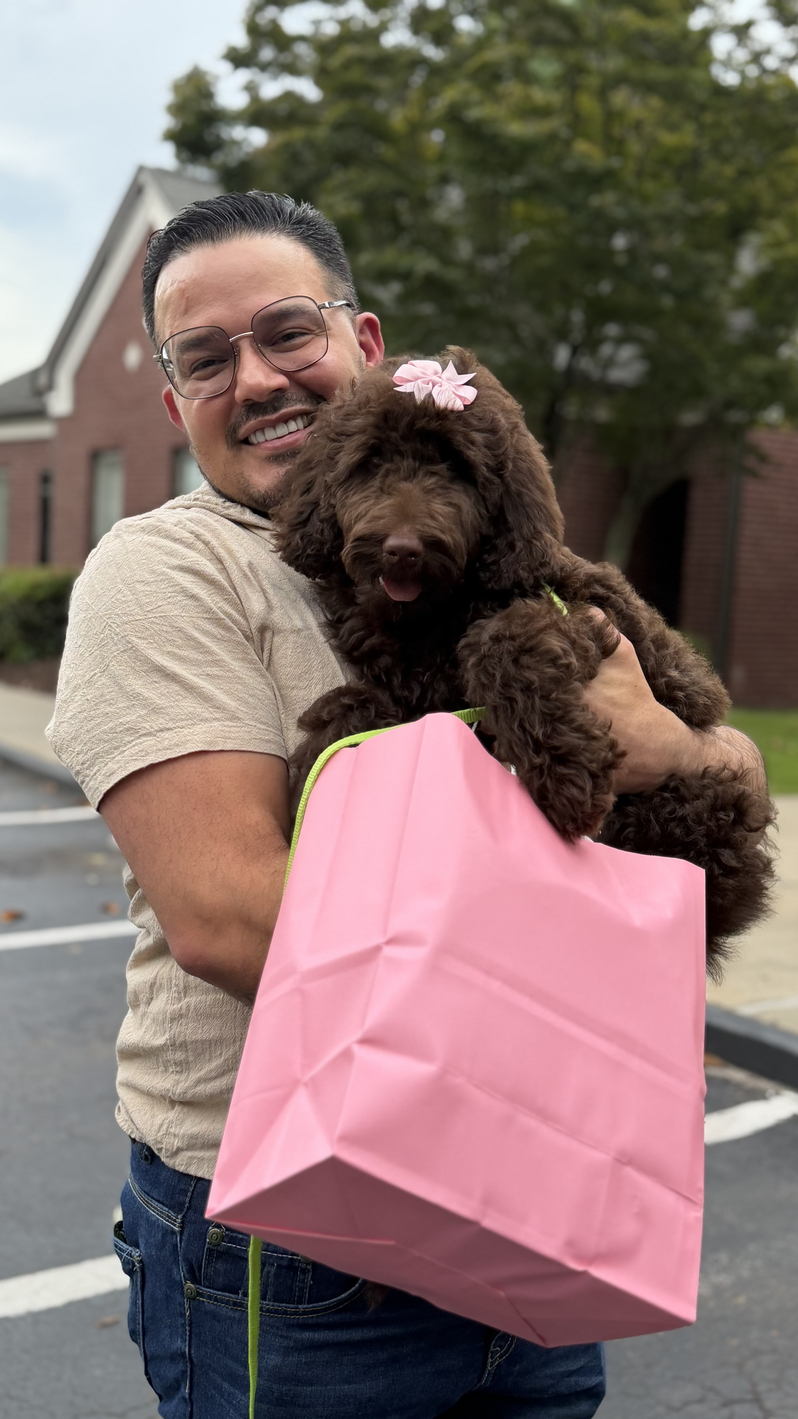Cachorro junto a su nueva familia