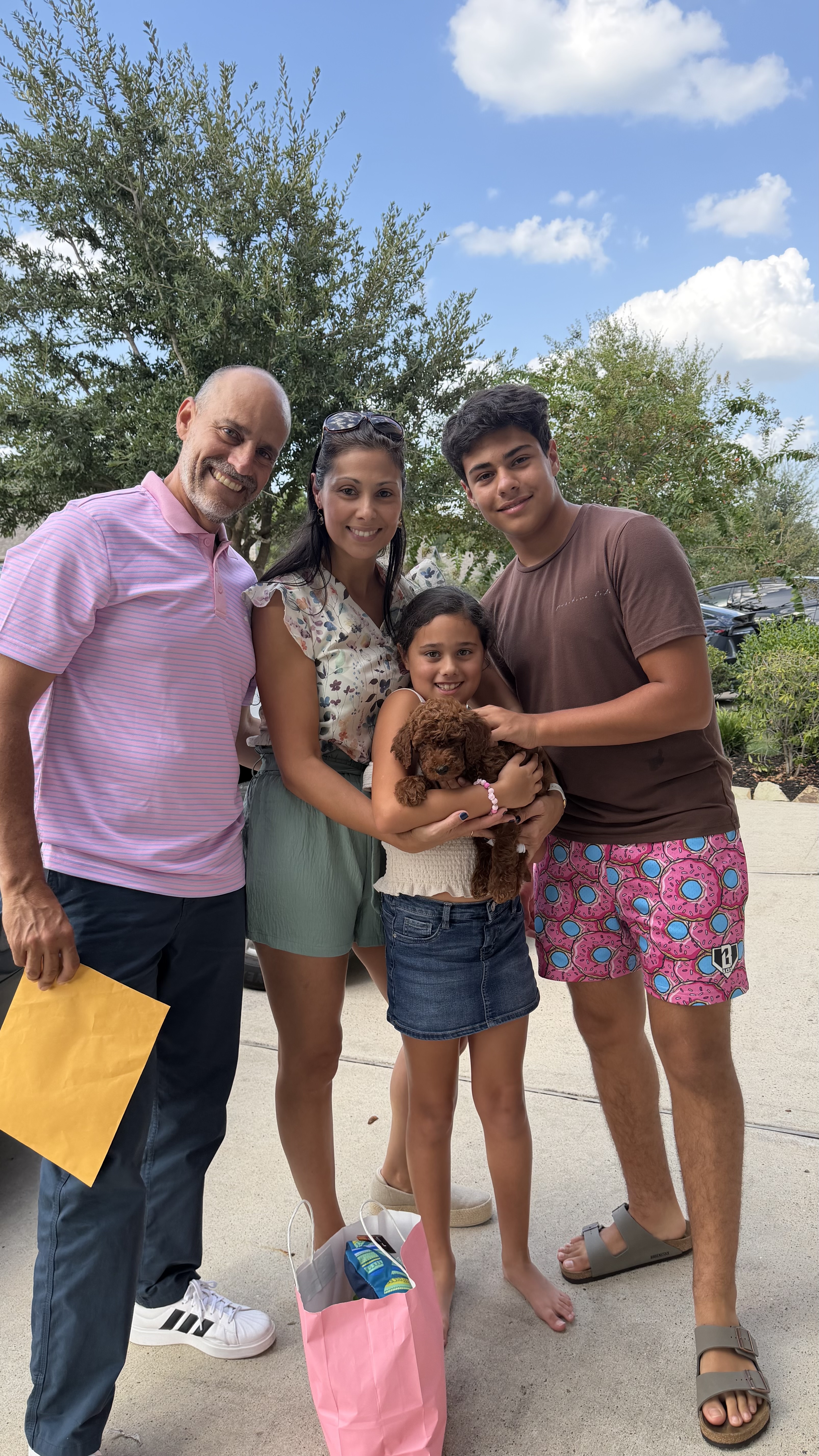 Cachorro junto a su nueva familia