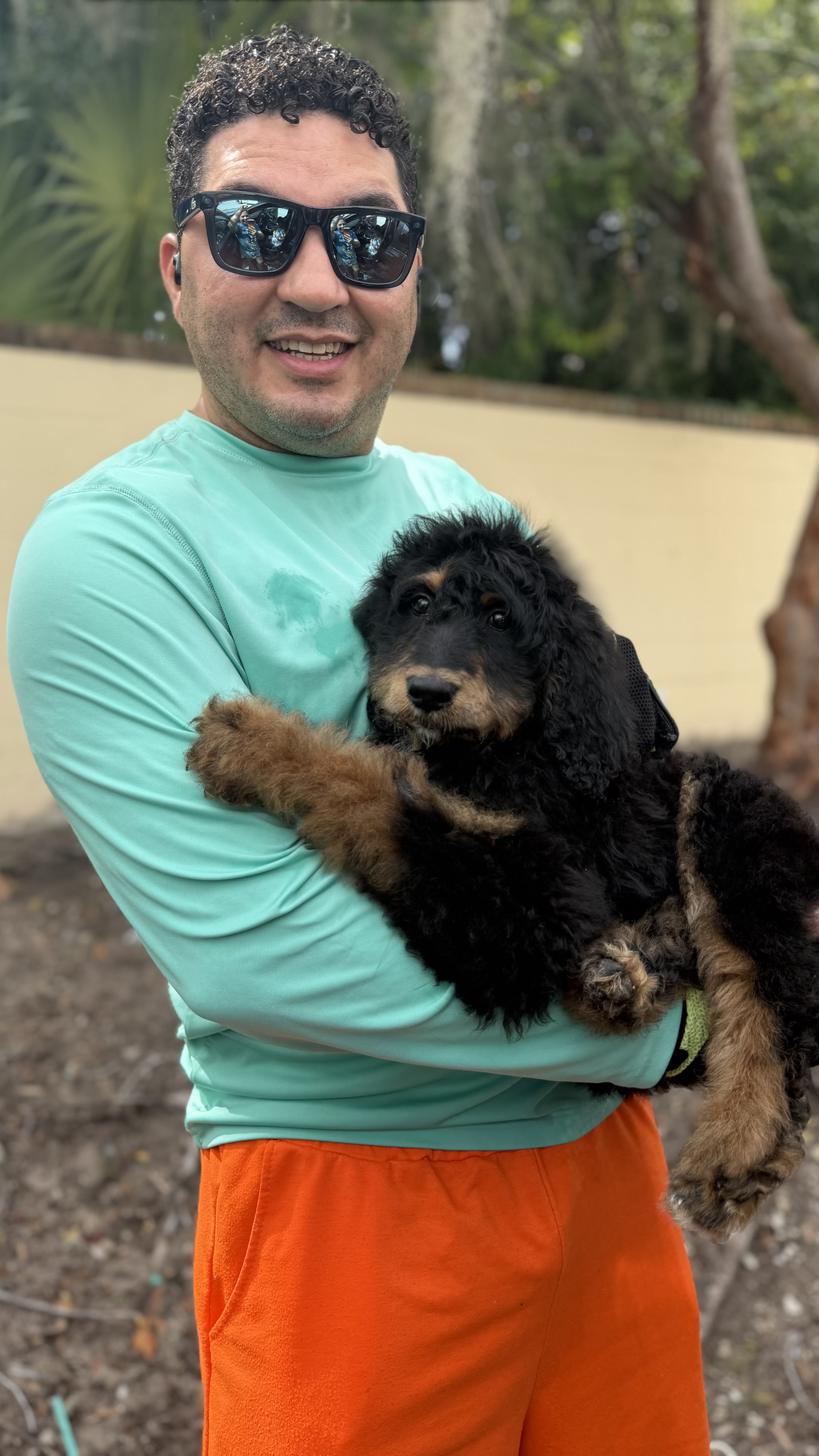 Cachorro junto a su nueva familia