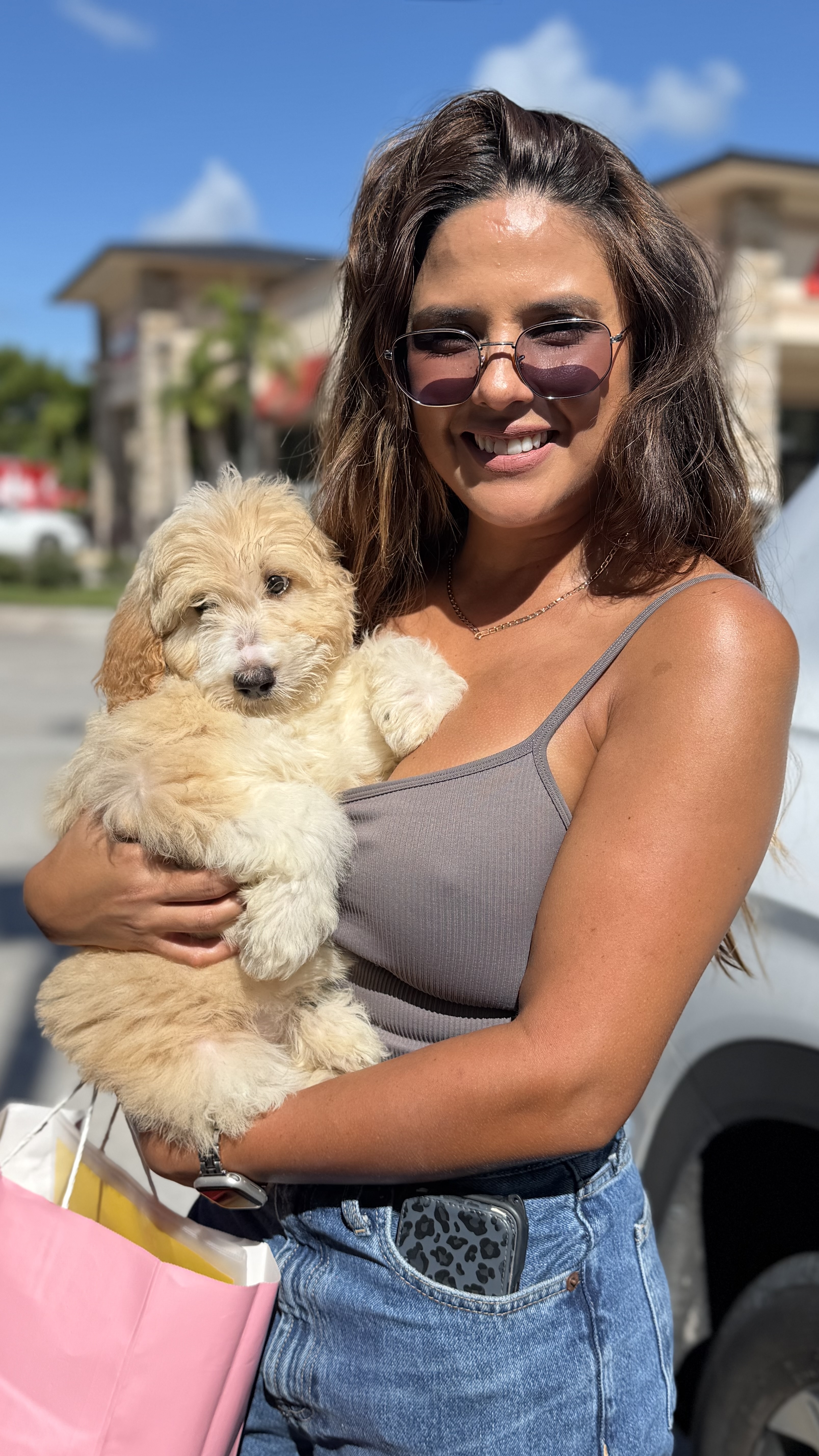 Cachorro junto a su nueva familia