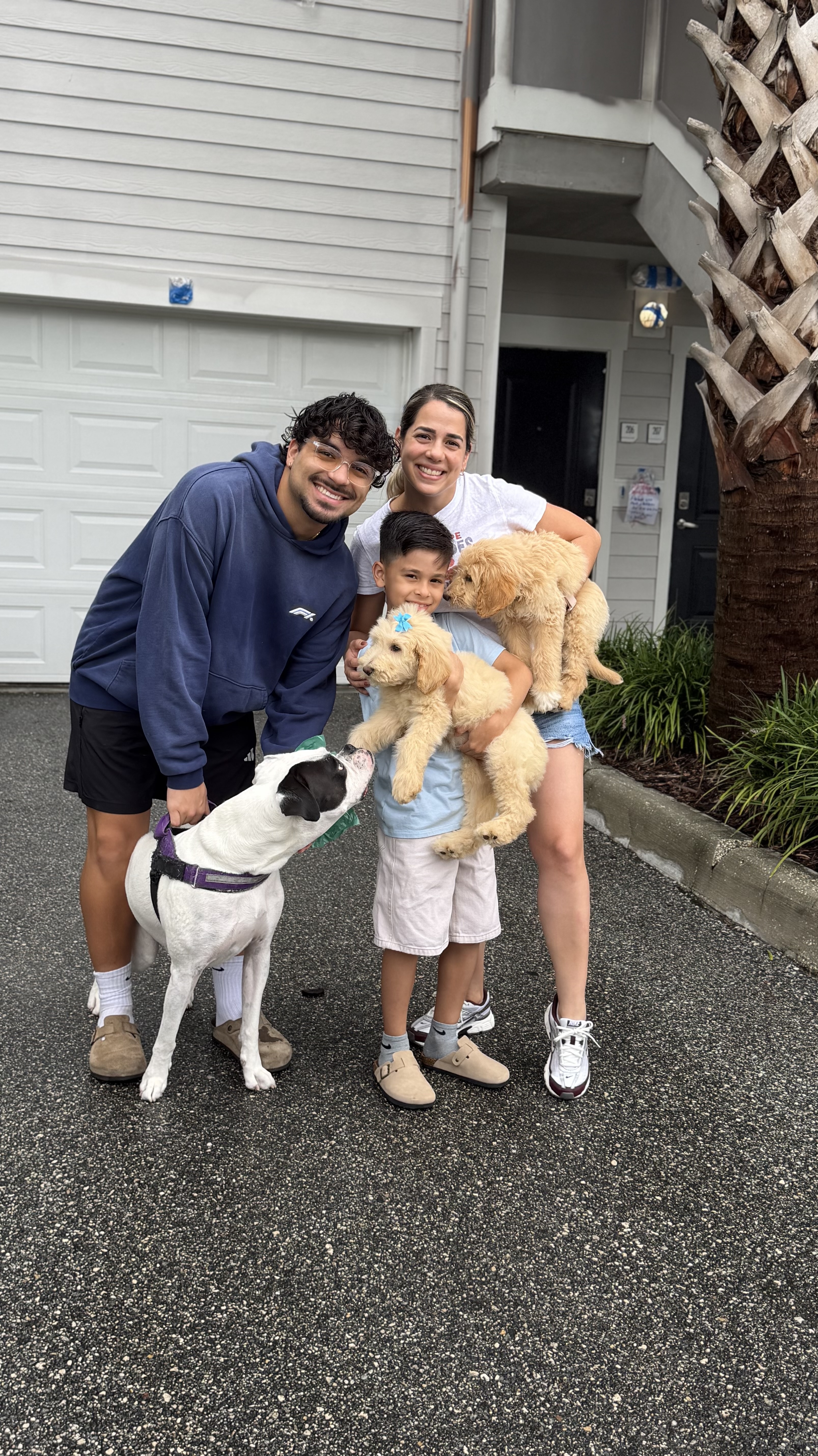 Cachorro junto a su nueva familia