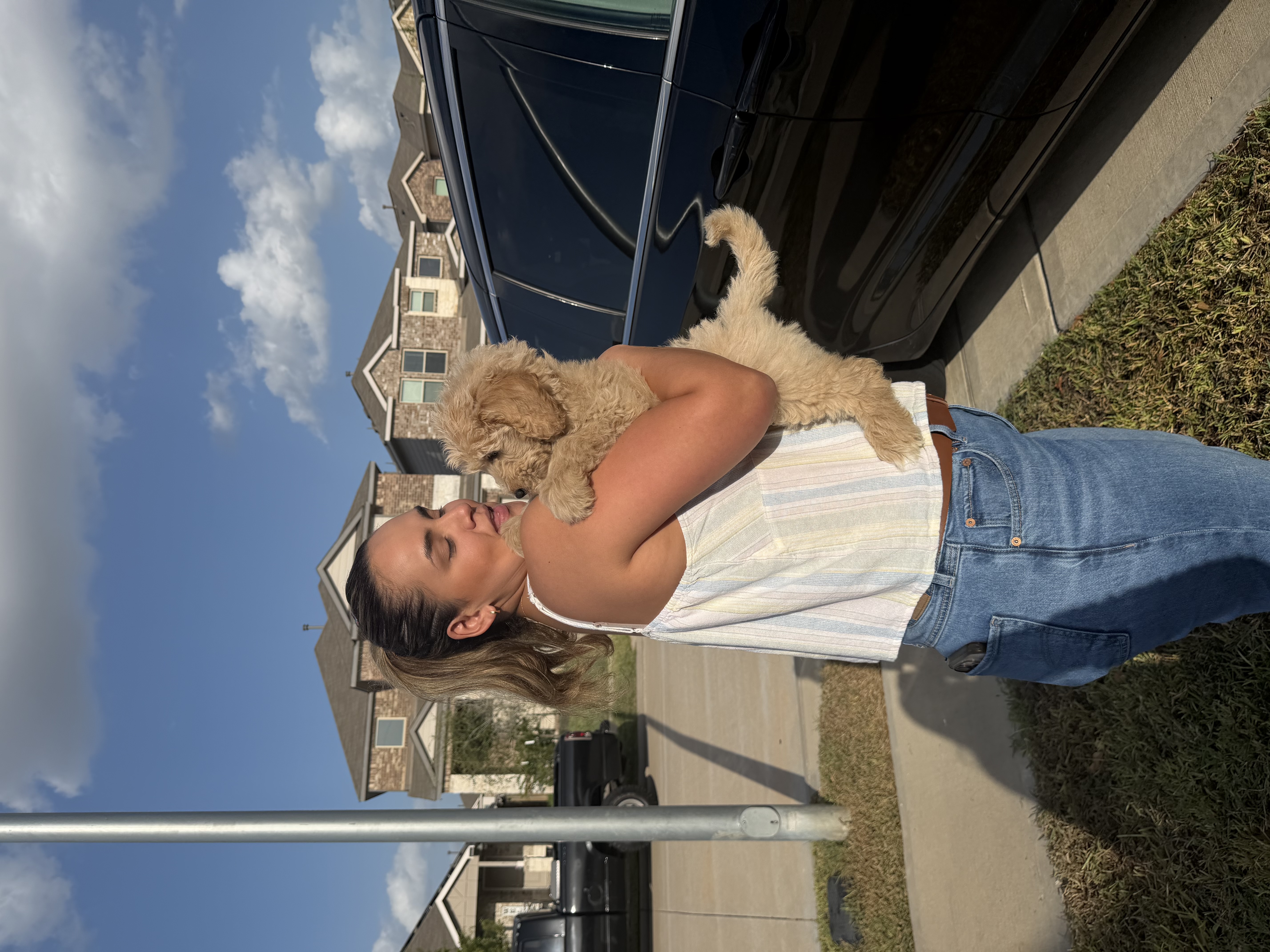 Cachorro junto a su nueva familia