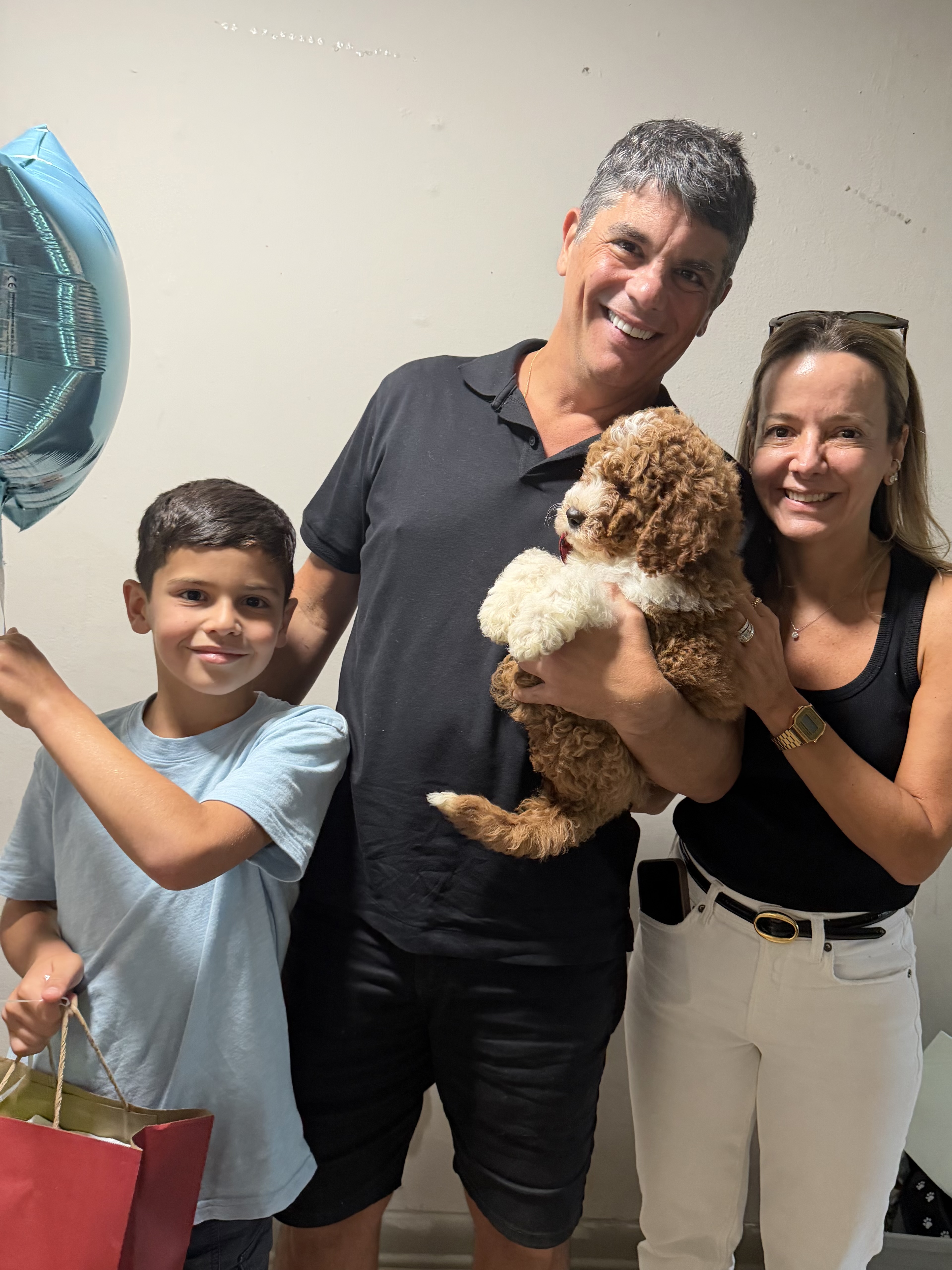 Cachorro junto a su nueva familia