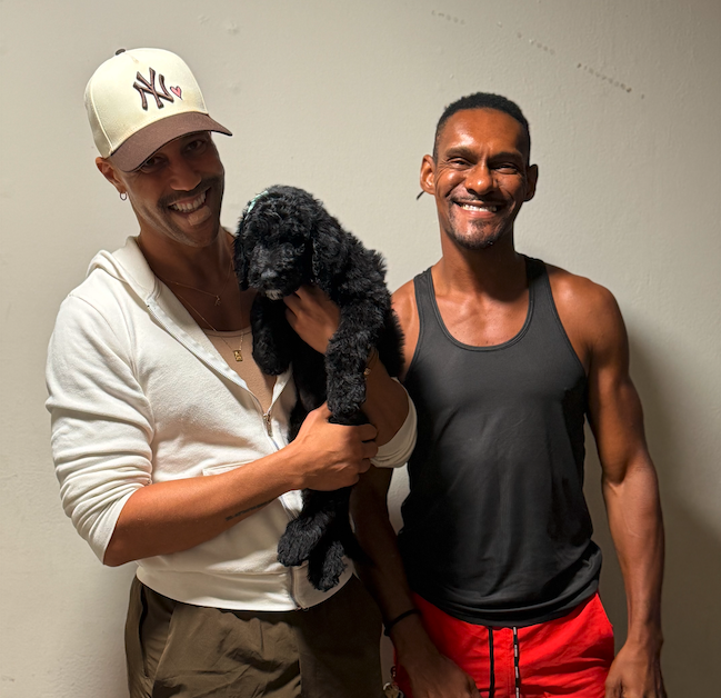 Cachorro junto a su nueva familia