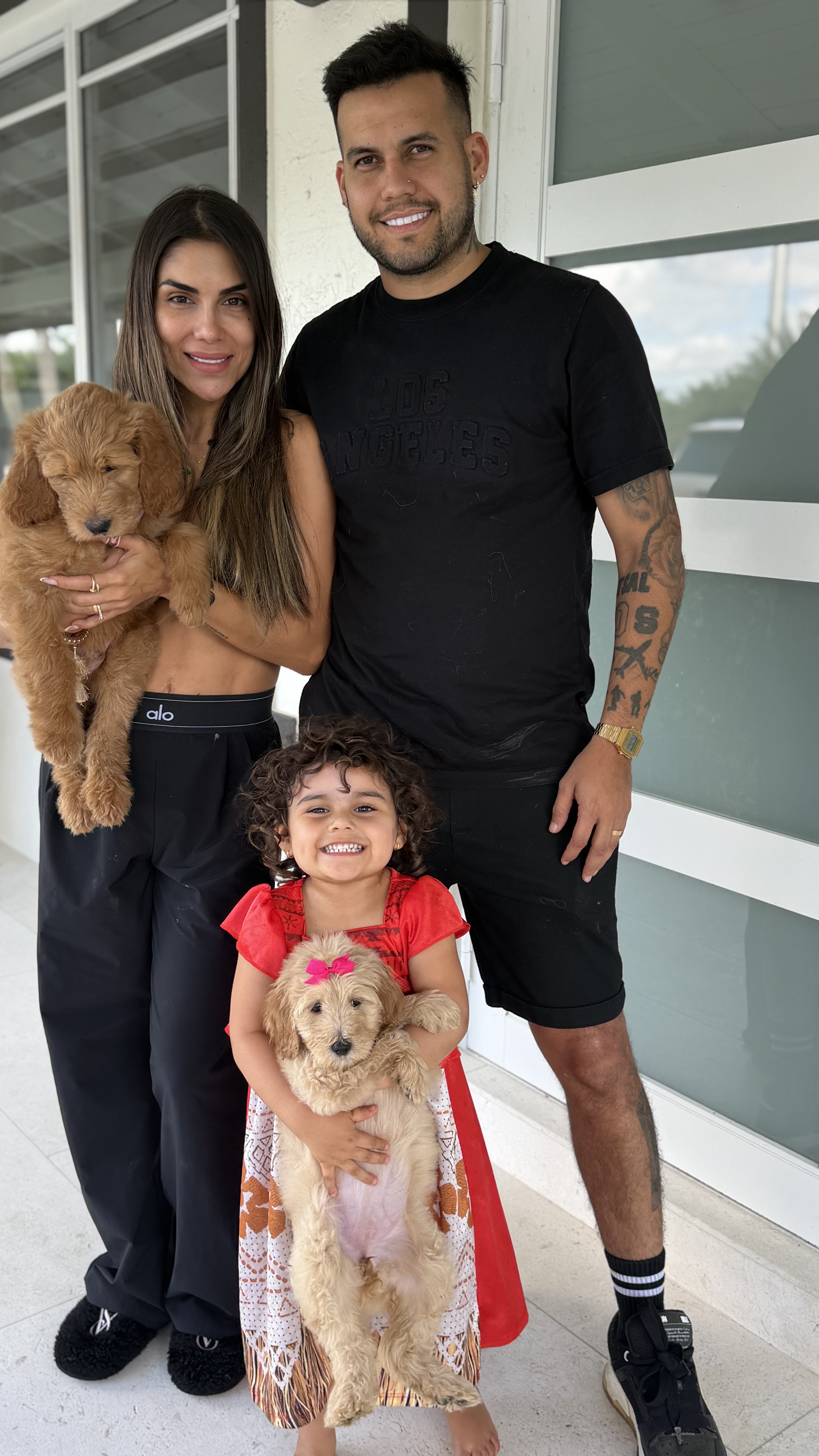 Cachorro junto a su nueva familia
